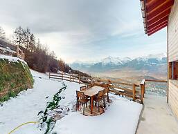 Cozy Chalet Amidst Valley With Balcony