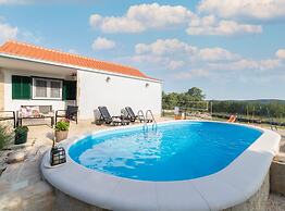 Serene Retreat Holiday Home With Pool