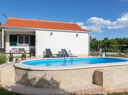 Serene Retreat Holiday Home With Pool