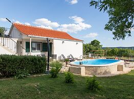 Serene Retreat Holiday Home With Pool