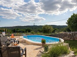 Serene Retreat Holiday Home With Pool