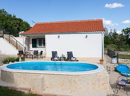 Serene Retreat Holiday Home With Pool