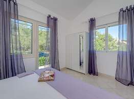 Seaside Getaway Holiday Home With Patio Slatine