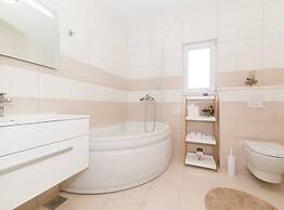 Peaceful Escape With Mountain Views, Heated Pool and Modern Amenities 