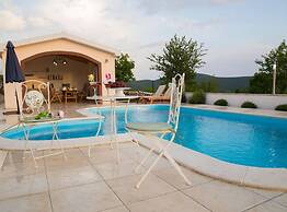 Peaceful Escape With Mountain Views, Heated Pool and Modern Amenities 
