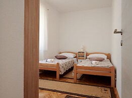 Cozy Downtown Trogir Apartment With Balcony