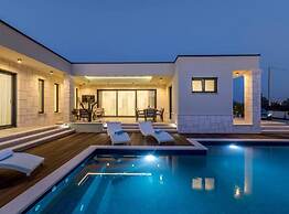 Sophisticated Oasis Residence Villa With Pool