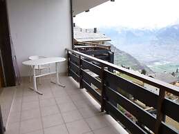 Charming Apartment With Hill View