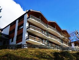 Mystical Apartment With Mountain View