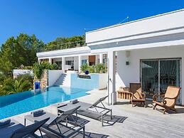 Magnificent Holiday Home With View