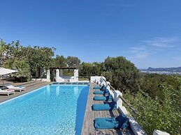 Idyllic Villa With Swimming Pool