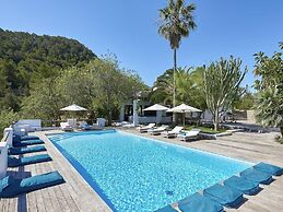 Idyllic Villa With Swimming Pool