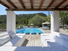 Idyllic Villa With Swimming Pool