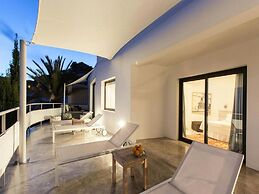 Holiday Home With Private Jacuzzi