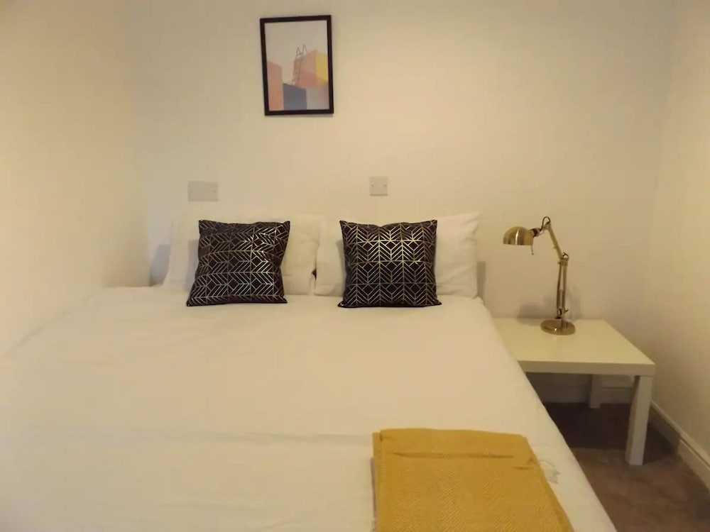Room in Guest Room - Large Comfortable Room Coventry