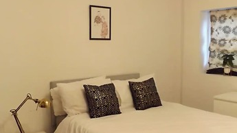 Room in Guest Room - Large Comfortable Room Coventry