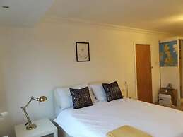 Room in Guest Room - Large Comfortable Room Coventry