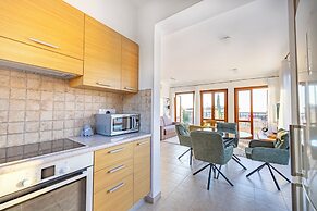 Bright Apartment With Shared Pool in Aphrodite Hills