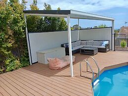The Ultimate Poolside Escape - Pet Friendly
