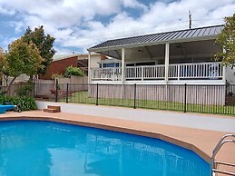 The Ultimate Poolside Escape - Pet Friendly
