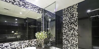 LUX The Bays Edge Canal View Suite