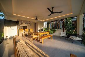 Luxury 4 Bedroom Bella Vista Villa
