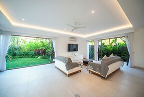 Luxury 4 Bedroom Bella Vista Villa