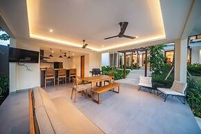 Luxury 4 Bedroom Bella Vista Villa