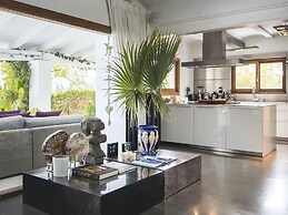 Impressive Holiday Home With Views