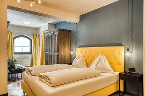 Boutique house happYellow