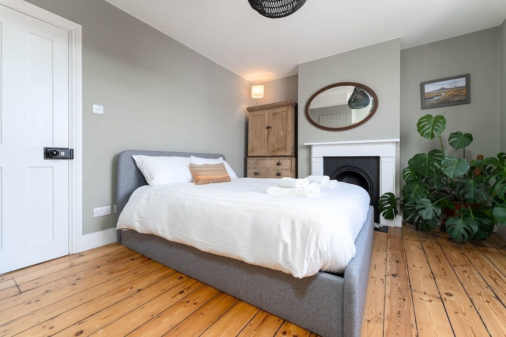 Host Stay Grove Townhouse