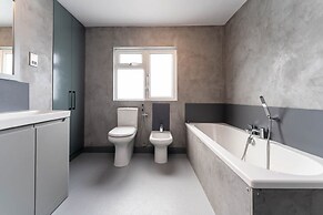 Host Stay Queens Maisonette