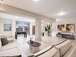 Luminus Arcus Villa