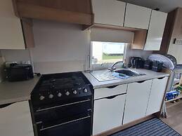 Meadow View 3-bed Caravan - Sleeps 8 - Petfriendly