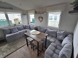 Meadow View 3-bed Caravan - Sleeps 8 - Petfriendly