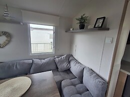 Meadow View 3-bed Caravan - Sleeps 8 - Petfriendly