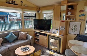 3-bed Caravan - Sleeps 8 - Pool Onsite - Petsok