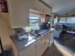 3-bed Caravan - Sleeps 8 - Pool Onsite - Petsok