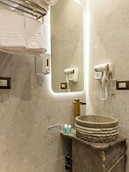 Shiny Pyramids Boutique Hotel