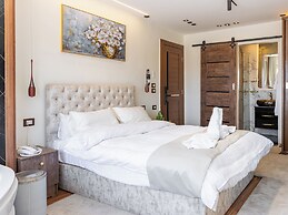 Shiny Pyramids Boutique Hotel