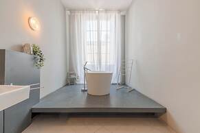 Spacious & Luxury 3BR Central Apartment