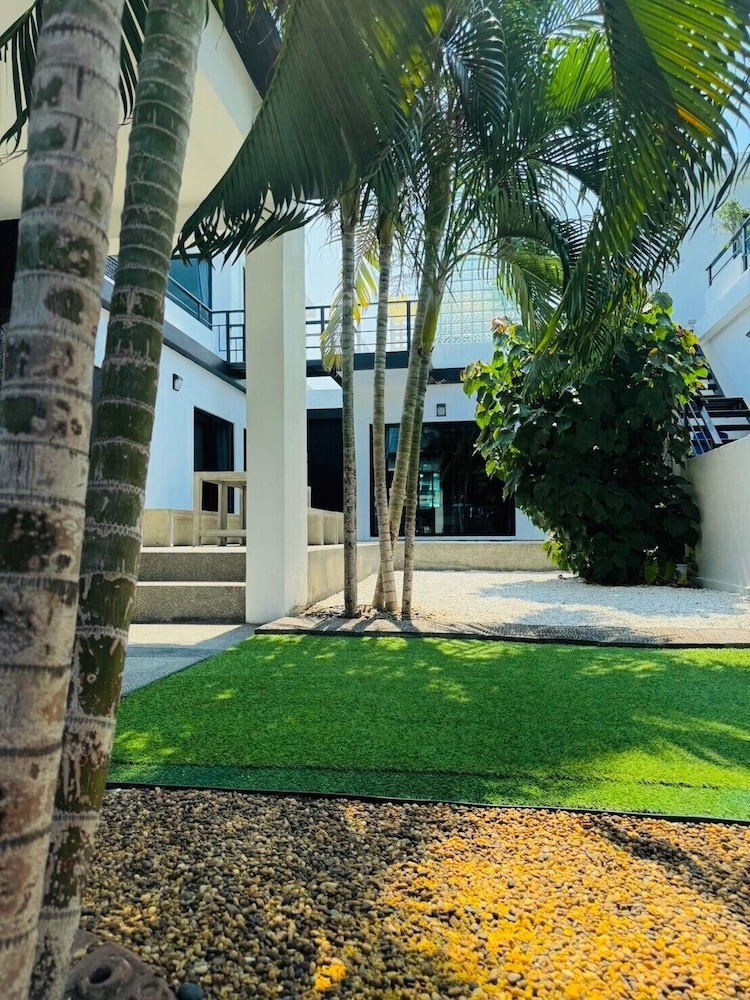 Happy pool villa