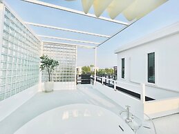 Happy pool villa