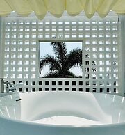 Happy pool villa