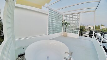 Happy pool villa