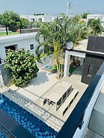 Happy pool villa