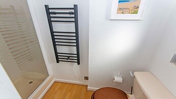 Oceanside Sleeps 6 Walk to Beach & Stylish