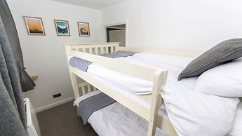 Oceanside Sleeps 6 Walk to Beach & Stylish