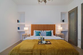 Top-Floor Romanian Athenae 2BR Apartment, Quiet City Views