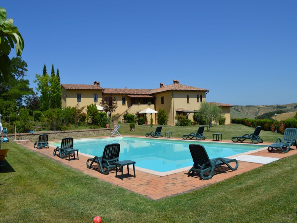 Cozy Tuscan Countryside Escape